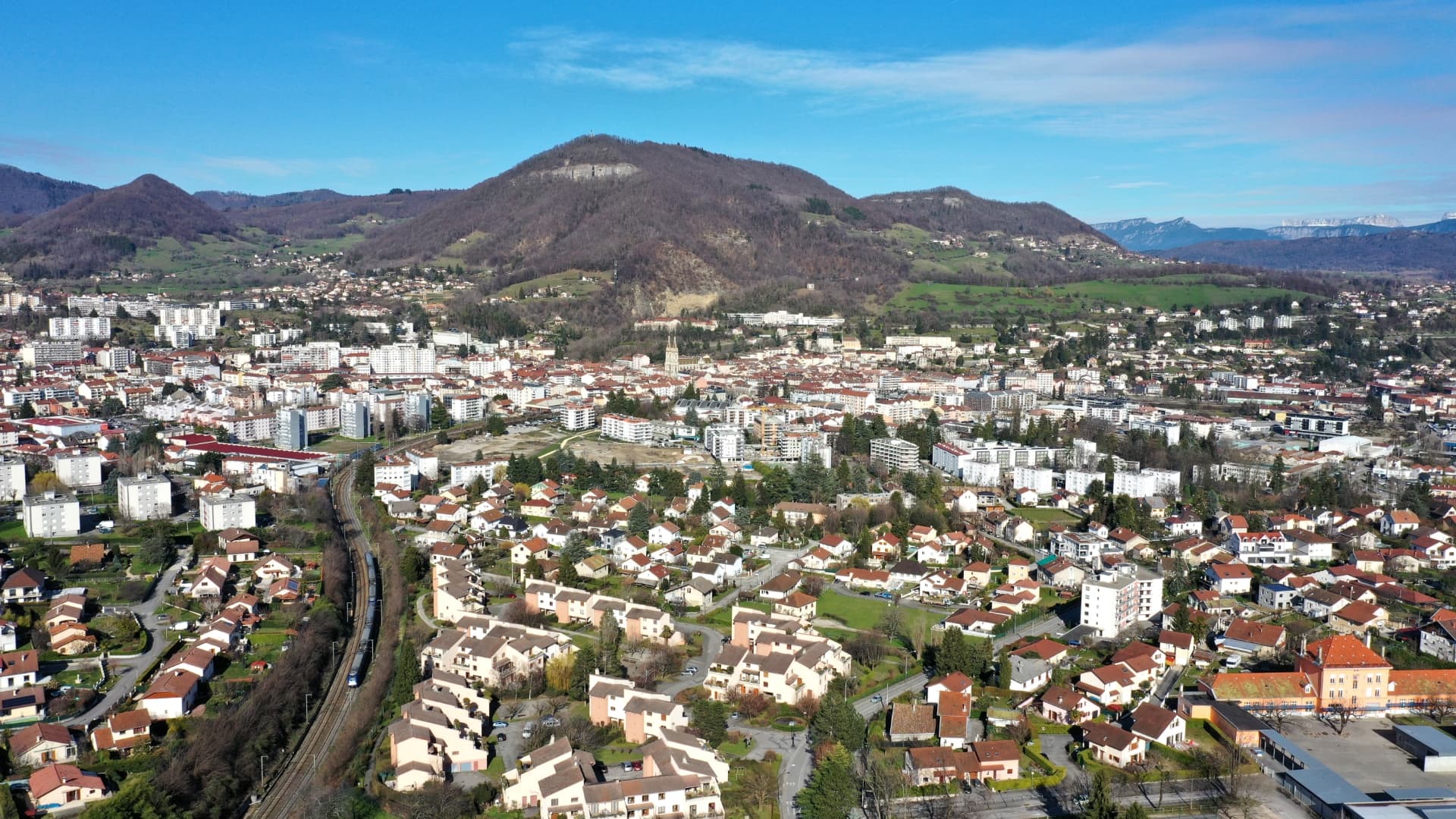 Les trois bâtiments de ce programme neuf à Archamps s'intègrent parfaitement dans l'environnement.